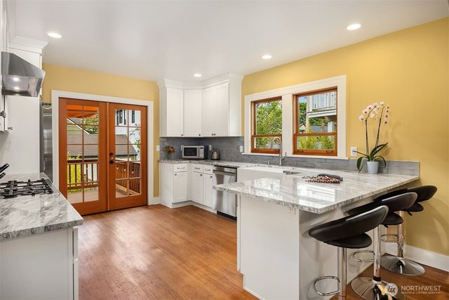 7426 Keen Way N, Seattle, WA 98103