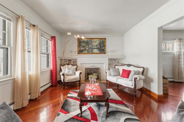 18811 Dormans Road, Saint Albans, NY 11412