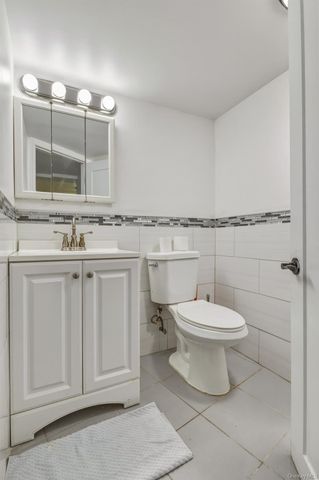 18811 Dormans Road, Saint Albans, NY 11412