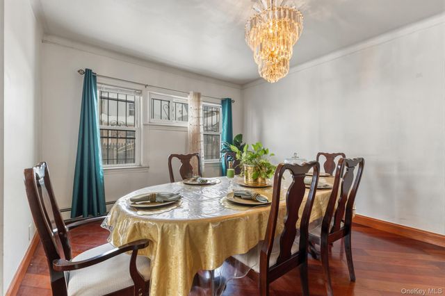 18811 Dormans Road, Saint Albans, NY 11412