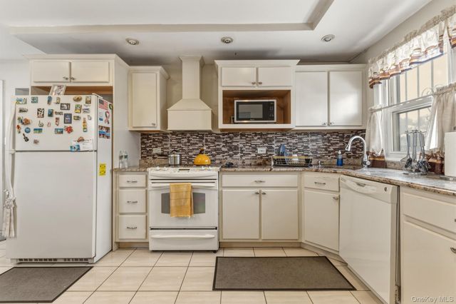 18811 Dormans Road, Saint Albans, NY 11412