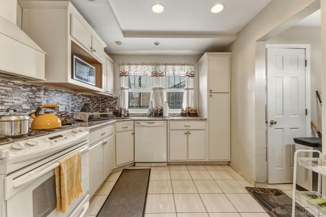 18811 Dormans Road, Saint Albans, NY 11412