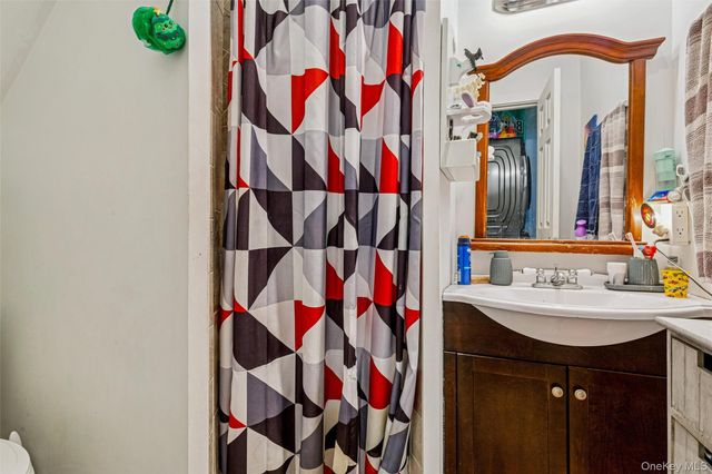 250 Main Road, Riverhead, NY 11901