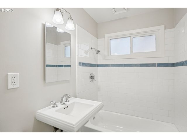 1405 Se 85TH Ave, Portland, OR 97216