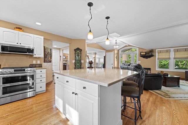 1823 W Shore DRIVE, Delafield, WI 53018