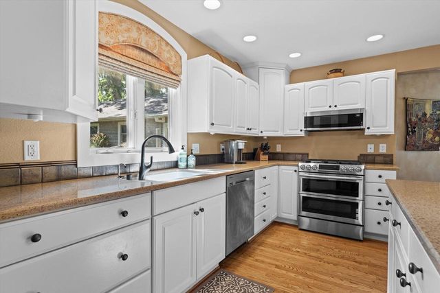 1823 W Shore DRIVE, Delafield, WI 53018