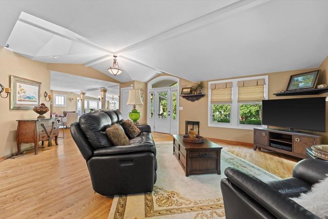 1823 W Shore DRIVE, Delafield, WI 53018