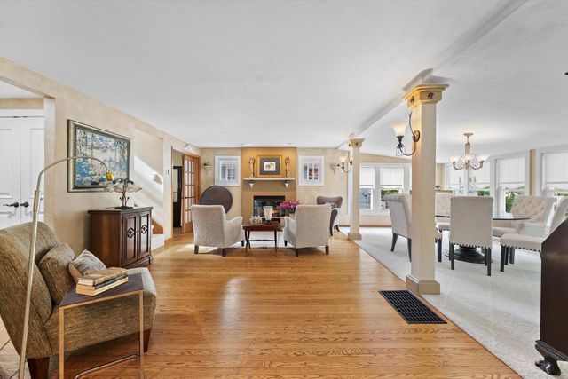 1823 W Shore DRIVE, Delafield, WI 53018