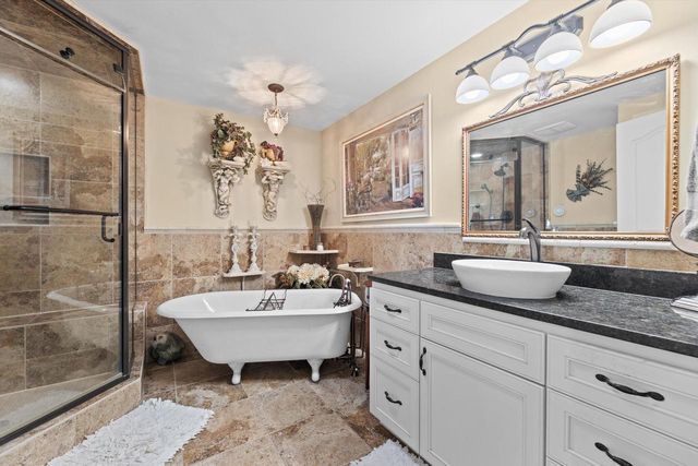 1823 W Shore DRIVE, Delafield, WI 53018