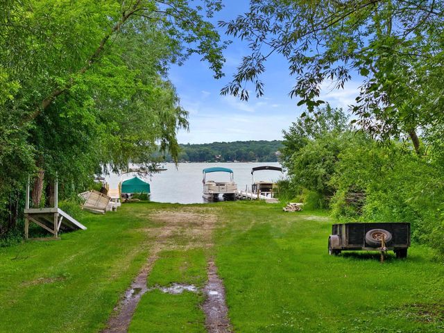 1823 W Shore DRIVE, Delafield, WI 53018