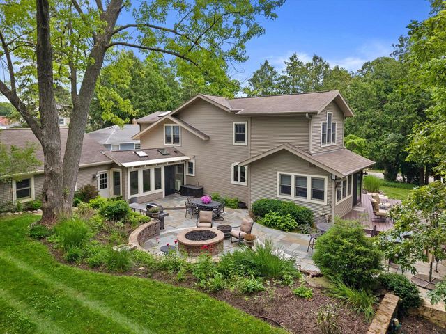 1823 W Shore DRIVE, Delafield, WI 53018