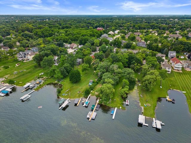 1823 W Shore DRIVE, Delafield, WI 53018
