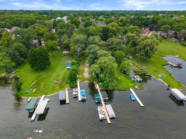 1823 W Shore DRIVE, Delafield, WI 53018