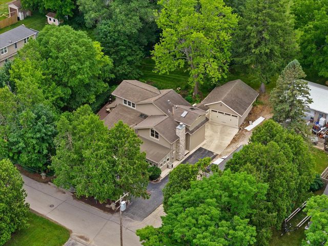 1823 W Shore DRIVE, Delafield, WI 53018