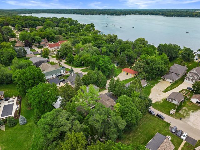 1823 W Shore DRIVE, Delafield, WI 53018