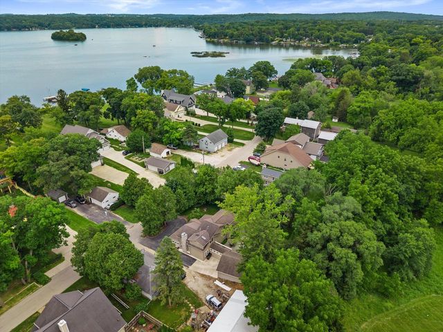 1823 W Shore DRIVE, Delafield, WI 53018