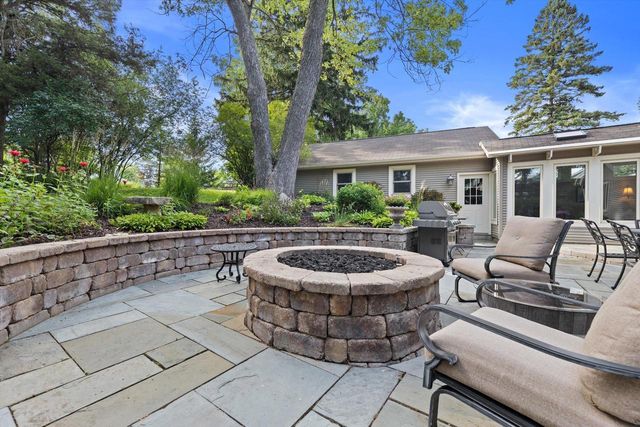 1823 W Shore DRIVE, Delafield, WI 53018