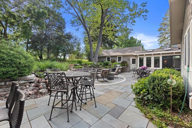 1823 W Shore DRIVE, Delafield, WI 53018