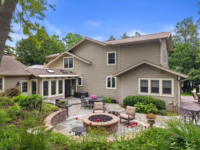 1823 W Shore DRIVE, Delafield, WI 53018