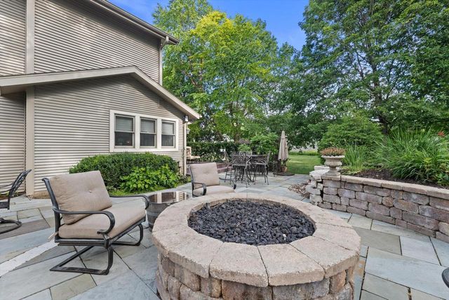 1823 W Shore DRIVE, Delafield, WI 53018