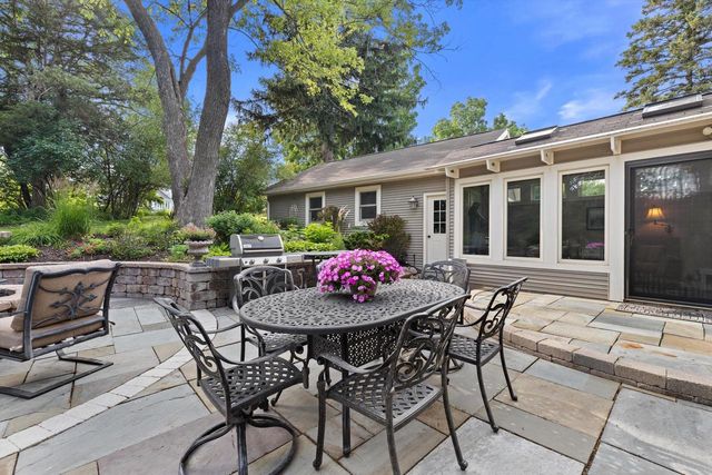 1823 W Shore DRIVE, Delafield, WI 53018