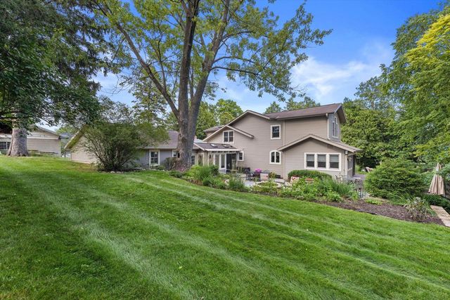 1823 W Shore DRIVE, Delafield, WI 53018
