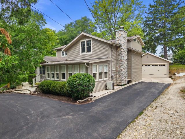 1823 W Shore DRIVE, Delafield, WI 53018