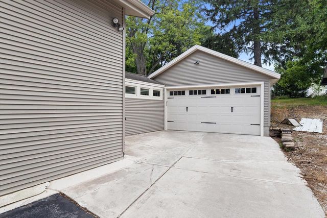 1823 W Shore DRIVE, Delafield, WI 53018
