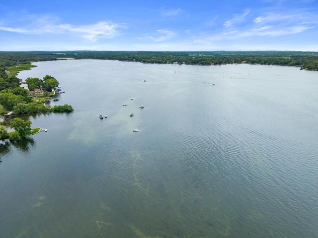 1823 W Shore DRIVE, Delafield, WI 53018