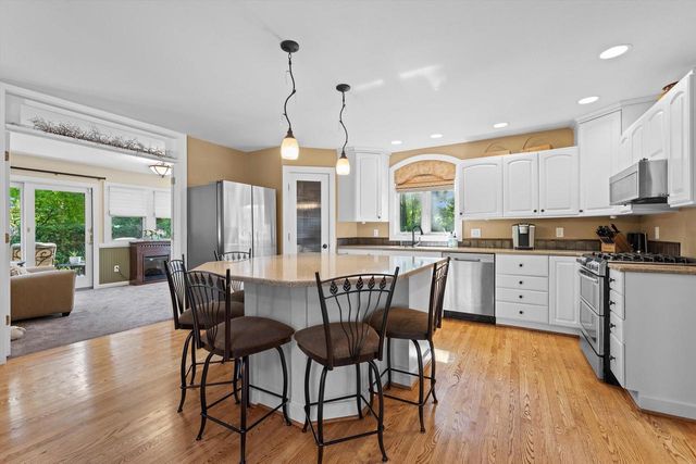 1823 W Shore DRIVE, Delafield, WI 53018