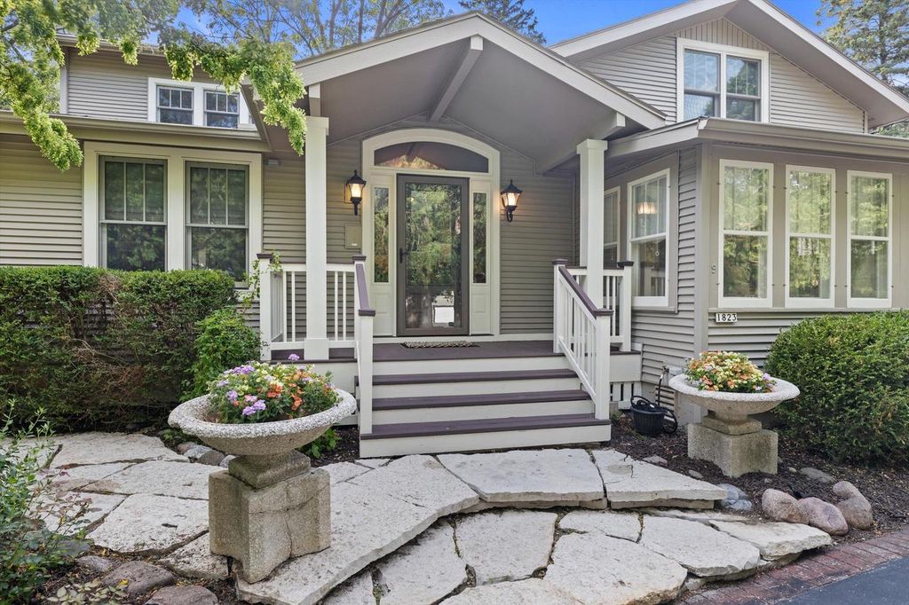 1823 W Shore DRIVE, Delafield, WI 53018