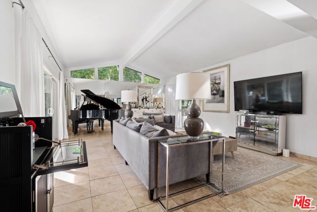 9767 Apricot Lane, Beverly Hills, CA 90210