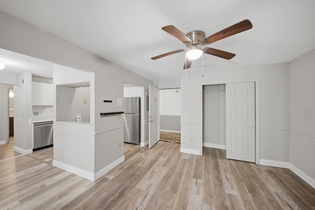 1 Timberwood Dr 206, Goffstown, NH 03045