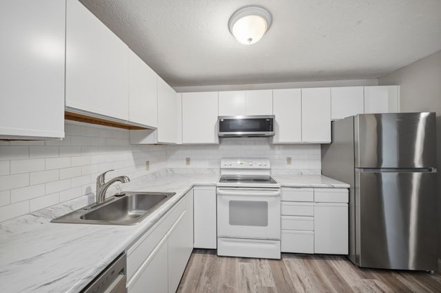 1 Timberwood Dr 206, Goffstown, NH 03045