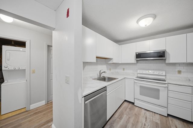 1 Timberwood Dr 206, Goffstown, NH 03045