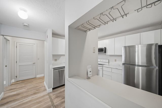 1 Timberwood Dr 206, Goffstown, NH 03045