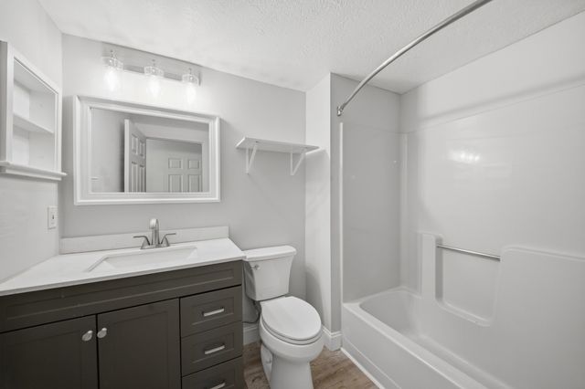 1 Timberwood Dr 206, Goffstown, NH 03045