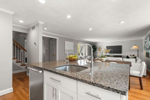 32 Linden St 5, Wellesley, MA 02482