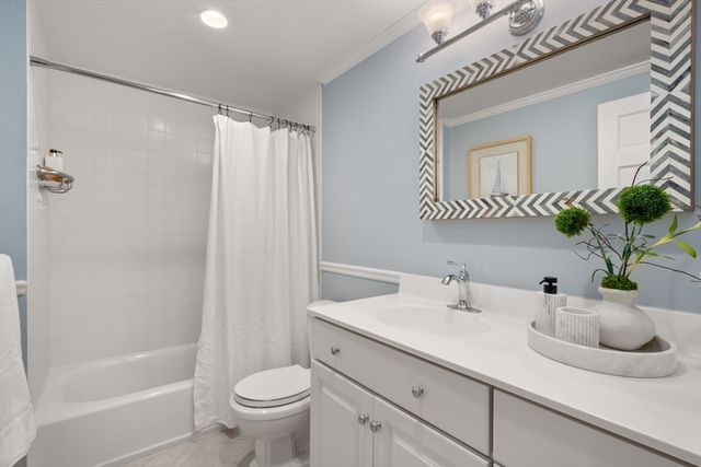 32 Linden St 5, Wellesley, MA 02482