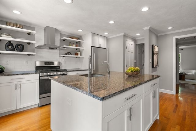 32 Linden St 5, Wellesley, MA 02482