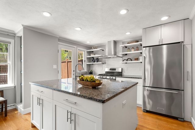 32 Linden St 5, Wellesley, MA 02482