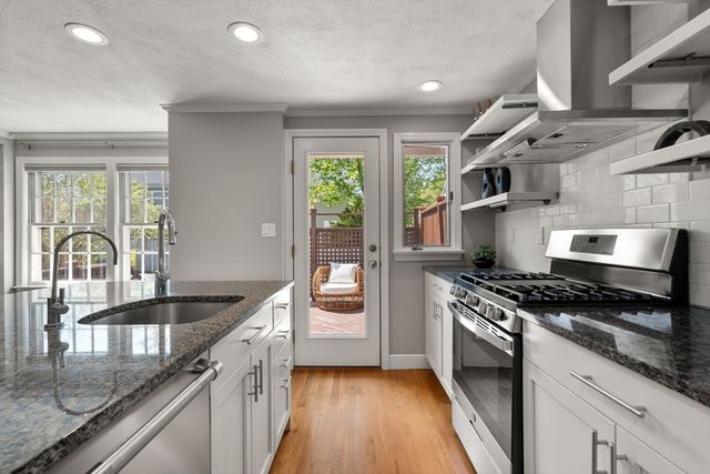 32 Linden St 5, Wellesley, MA 02482