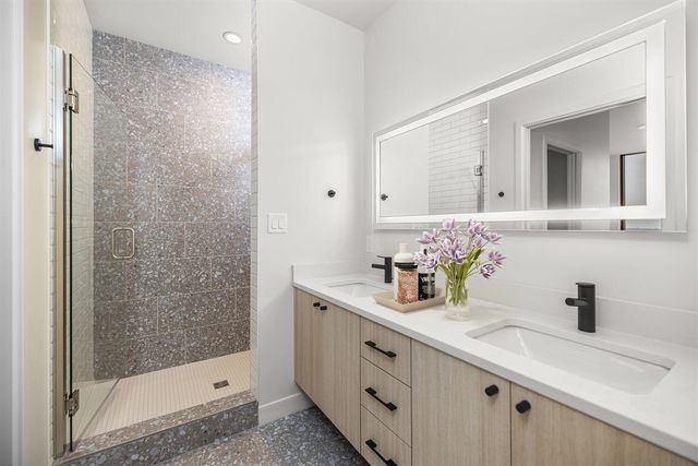 144 Oakes Street 2006, Grand Rapids, MI 49503