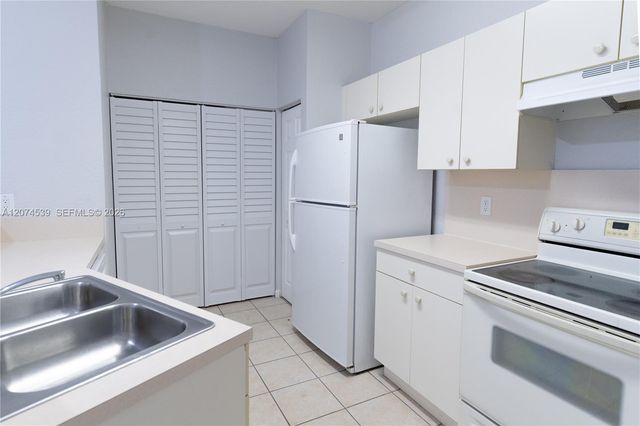 806 N Santa Catalina Circle, North Lauderdale, FL 33068