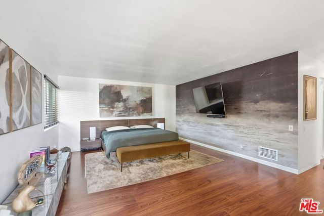 18202 Lake Encino Drive, Encino, CA 91316