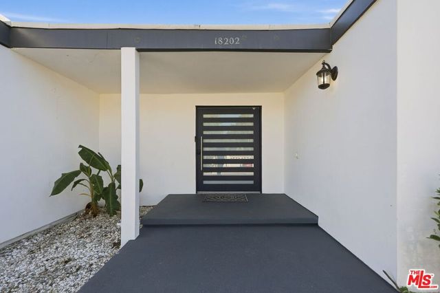 18202 Lake Encino Drive, Encino, CA 91316