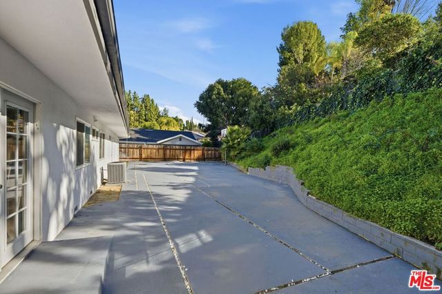 18202 Lake Encino Drive, Encino, CA 91316