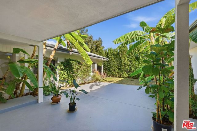 18202 Lake Encino Drive, Encino, CA 91316