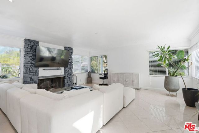 18202 Lake Encino Drive, Encino, CA 91316