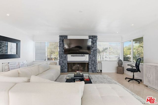 18202 Lake Encino Drive, Encino, CA 91316